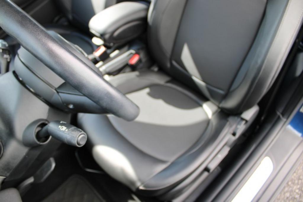2016 MINI Cooper photo