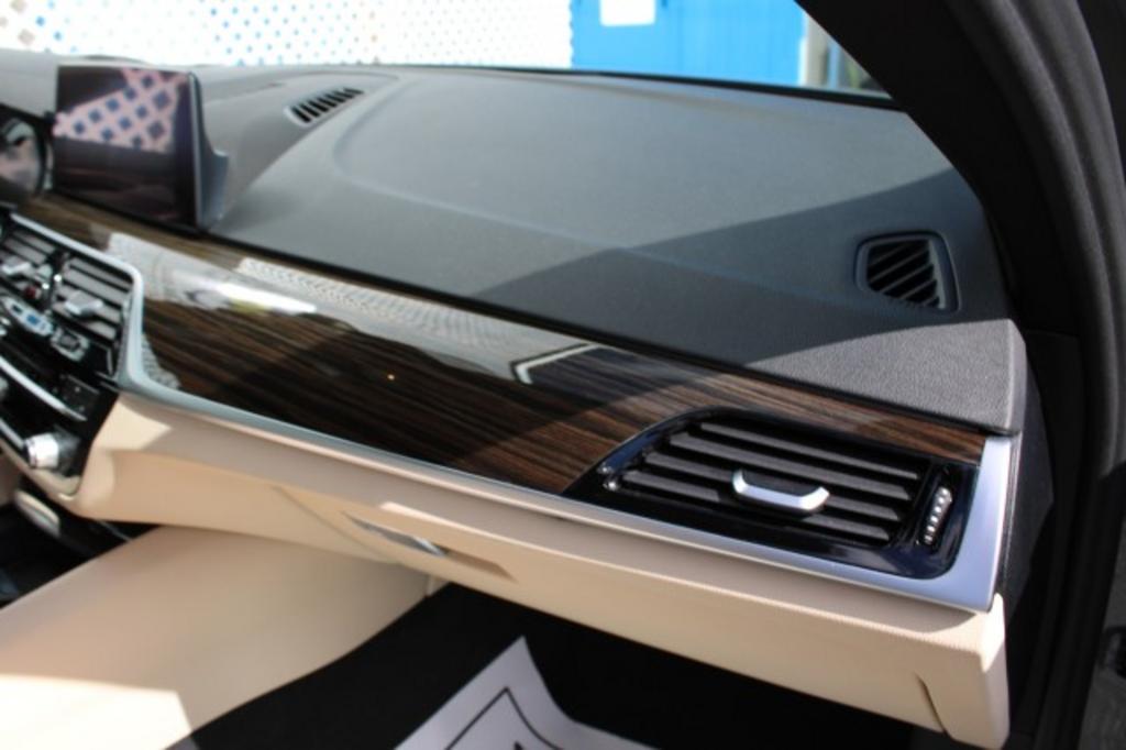 2019 BMW 5-Series 530i photo