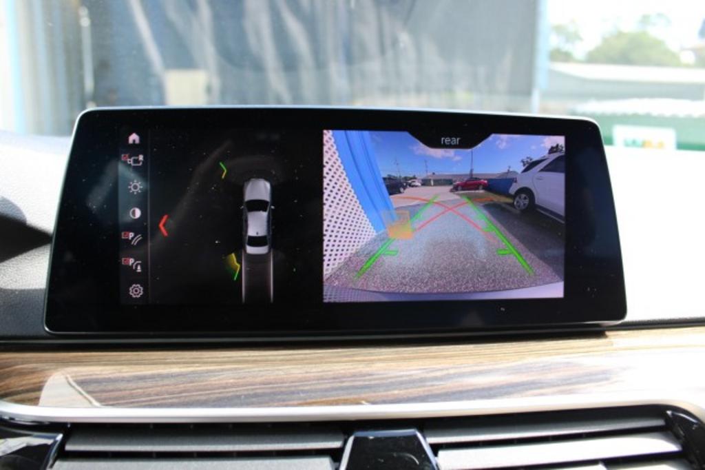 2019 BMW 5-Series 530i photo