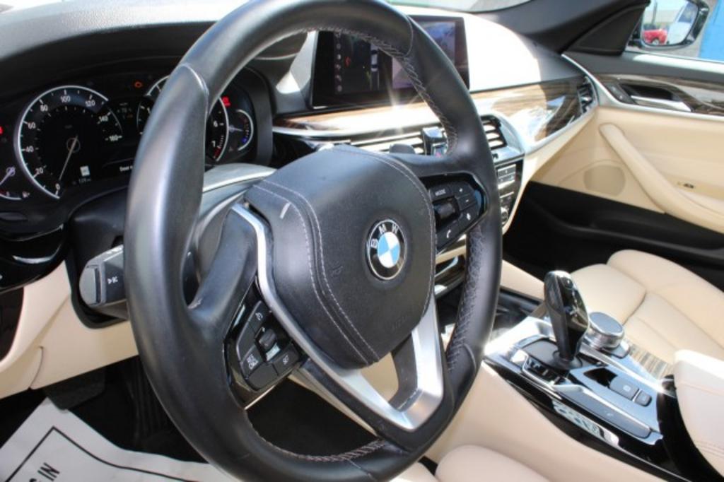2019 BMW 5-Series 530i photo