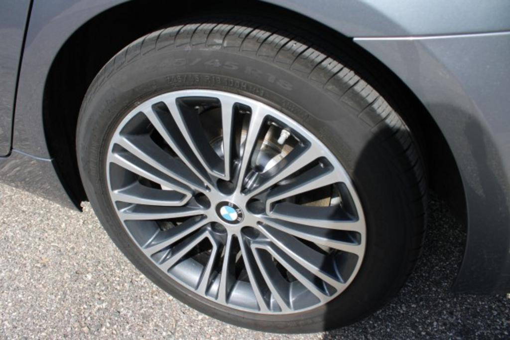 2019 BMW 5-Series 530i photo