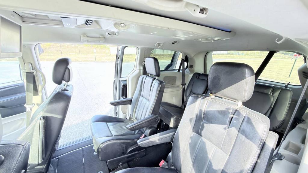 2014 Chrysler Town And Country - $4,800