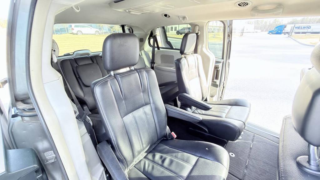 2014 Chrysler Town And Country - $4,800