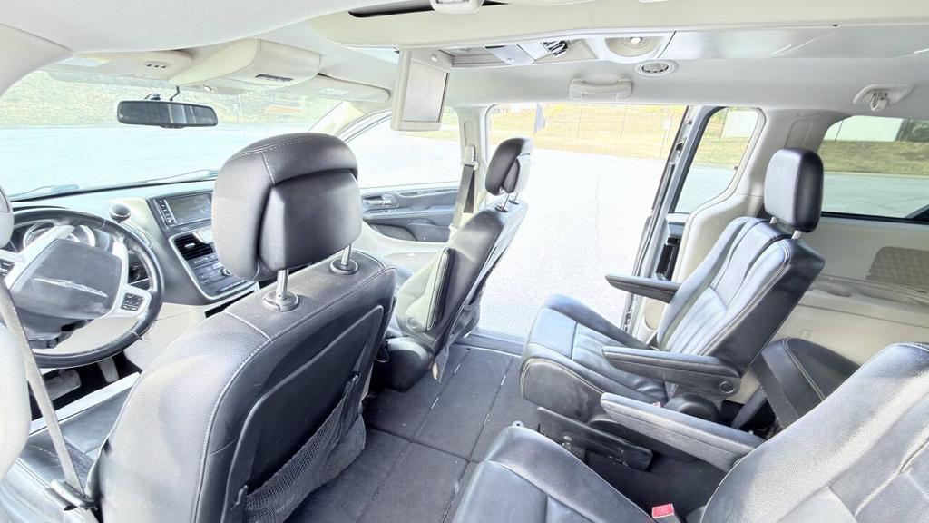 2014 Chrysler Town And Country - $4,800