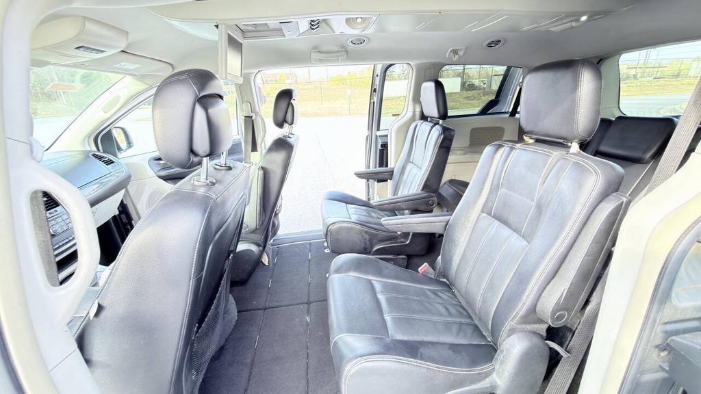 2014 Chrysler Town And Country - $4,800