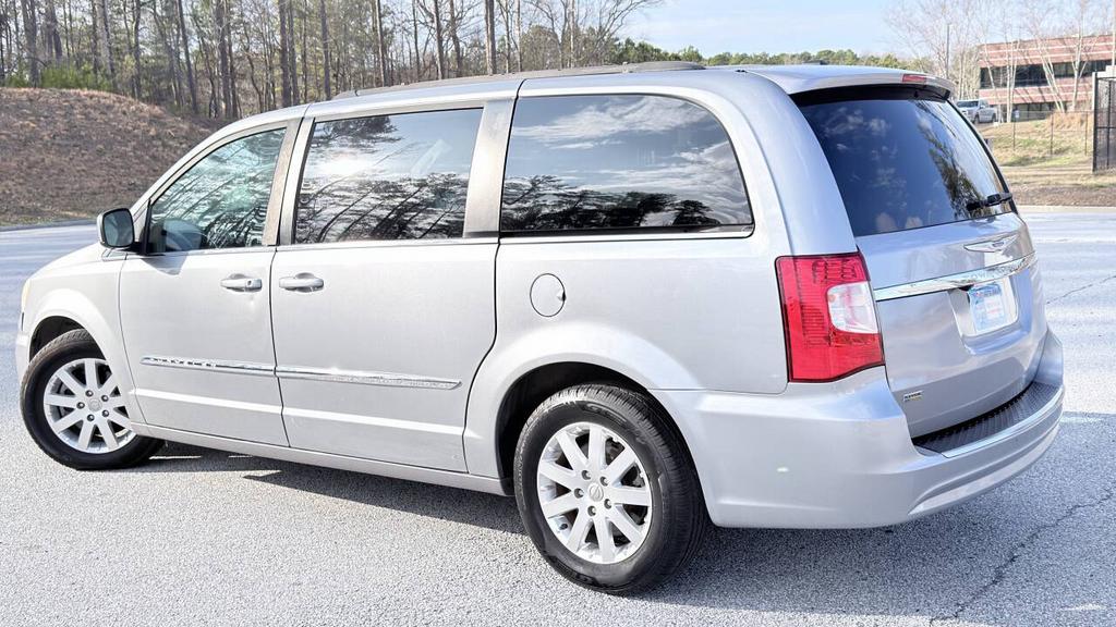 2014 Chrysler Town And Country - $4,800