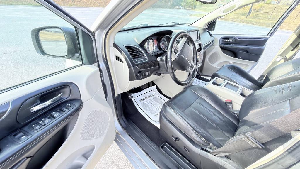 2014 Chrysler Town And Country - $4,800