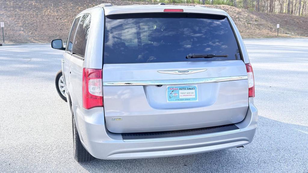 2014 Chrysler Town And Country - $4,800