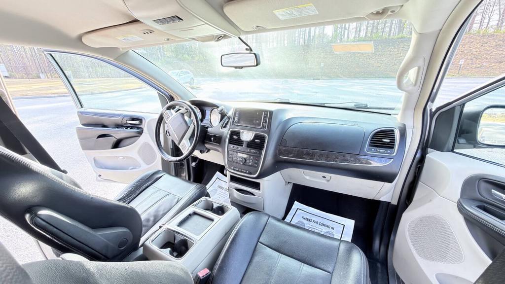 2014 Chrysler Town And Country - $4,800