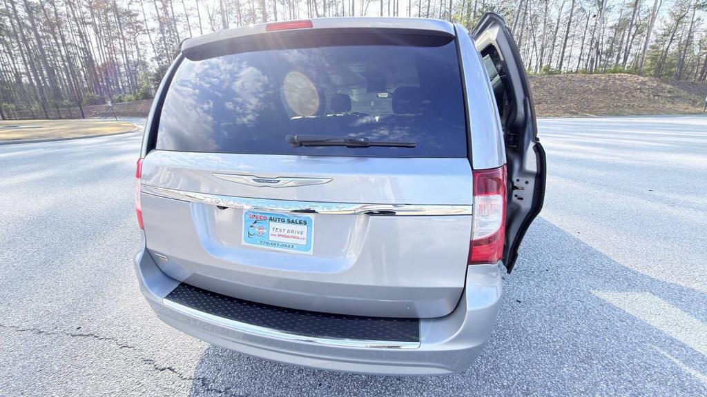 2014 Chrysler Town And Country - $4,800