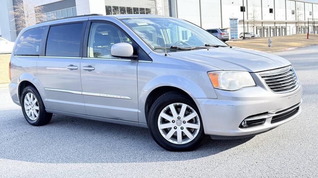 2014 Chrysler Town And Country - $4,800