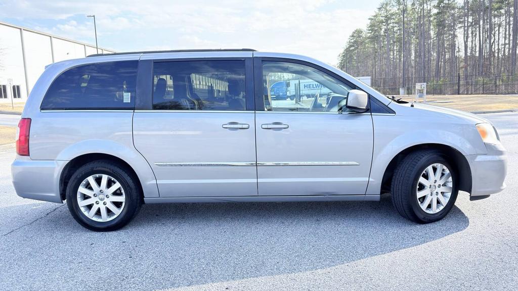 2014 Chrysler Town And Country - $4,800