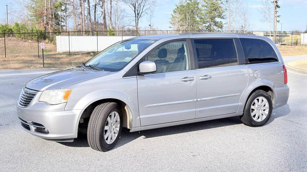2014 Chrysler Town And Country - $4,800