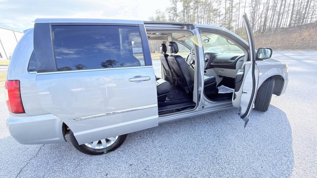 2014 Chrysler Town And Country - $4,800