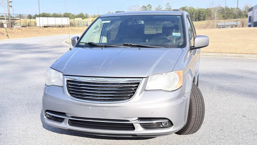 2014 Chrysler Town And Country - $4,800