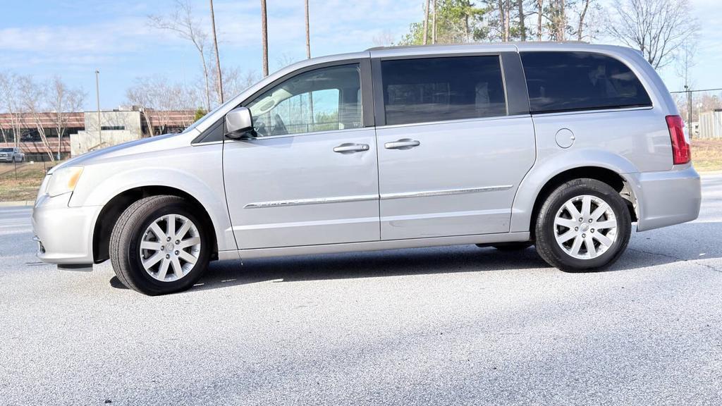 2014 Chrysler Town And Country - $4,800