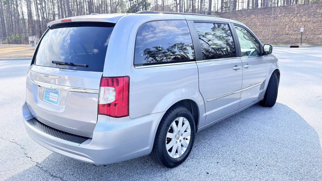 2014 Chrysler Town And Country - $4,800