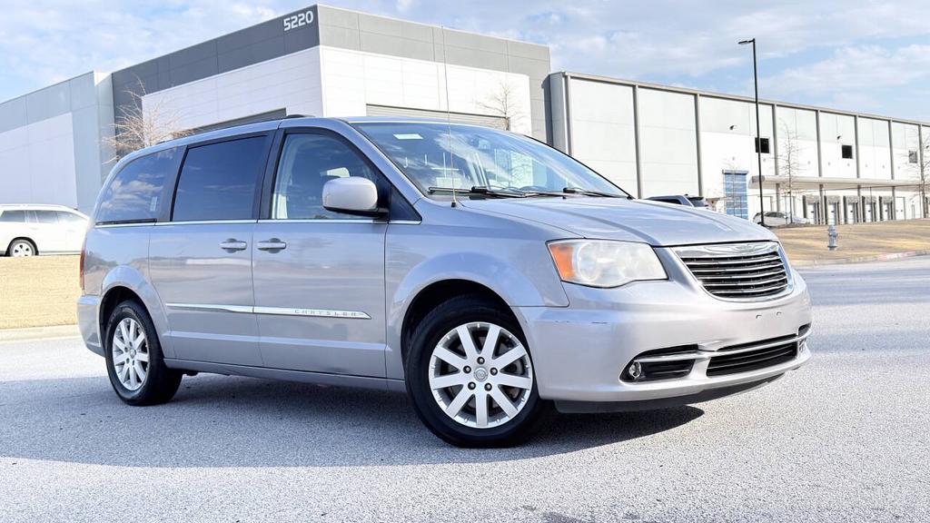 2014 Chrysler Town And Country - $4,800