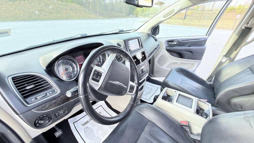 2014 Chrysler Town And Country - $4,800