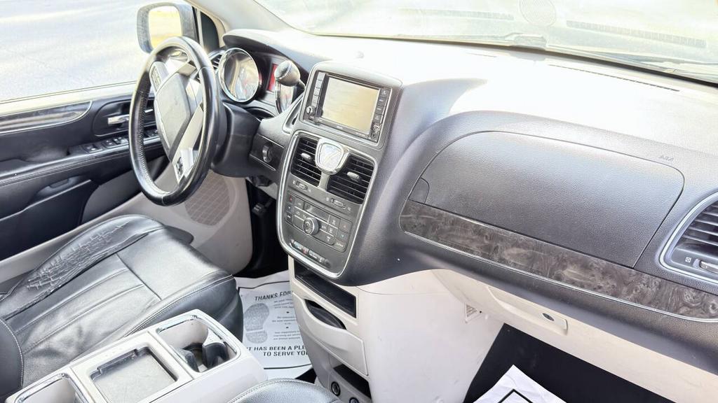 2014 Chrysler Town And Country - $4,800