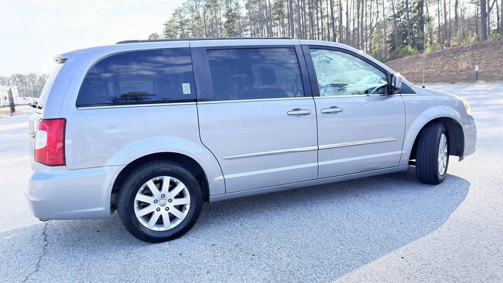2014 Chrysler Town And Country - $4,800