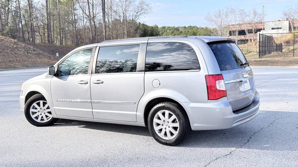 2014 Chrysler Town And Country - $4,800
