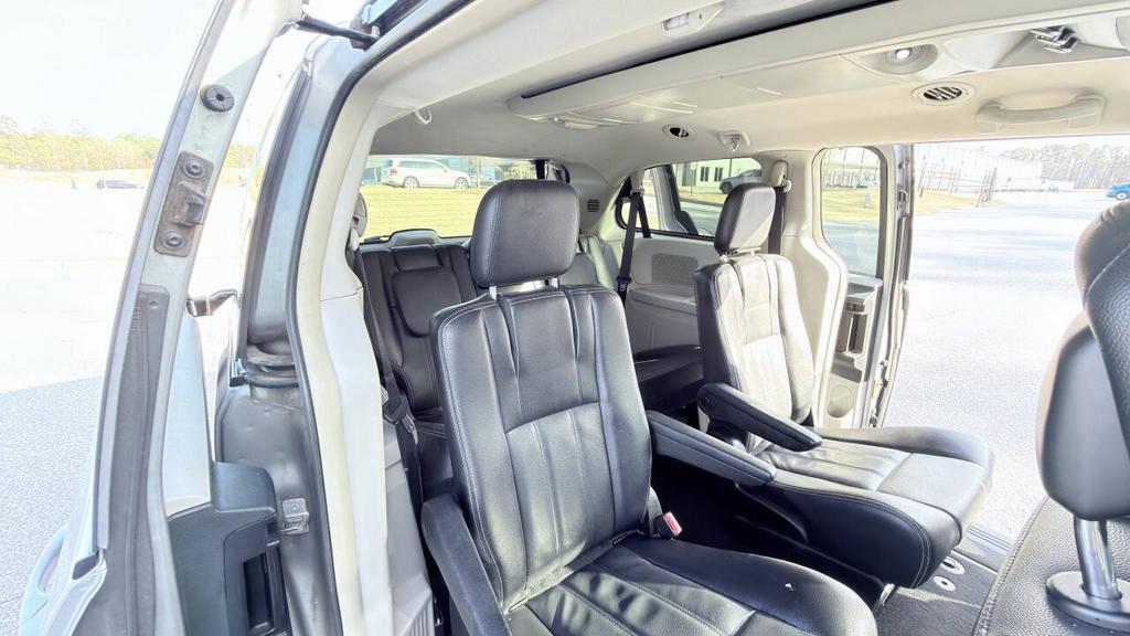 2014 Chrysler Town And Country - $4,800