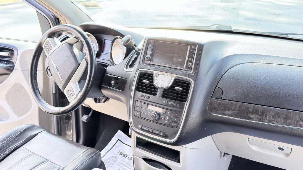 2014 Chrysler Town And Country - $4,800
