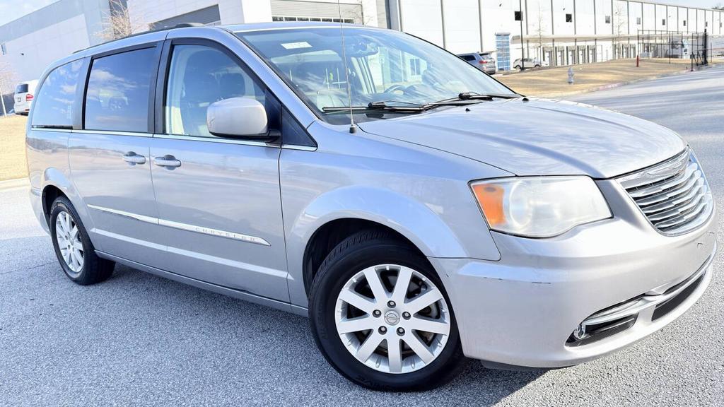 2014 Chrysler Town And Country - $4,800