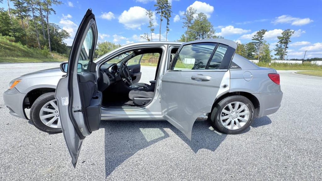 2013 Chrysler 200 - $5,500