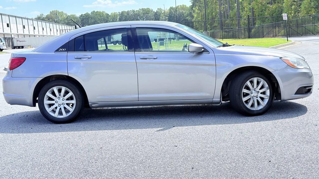 2013 Chrysler 200 - $5,500