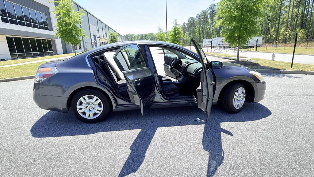 2010 Nissan Altima - $3,900
