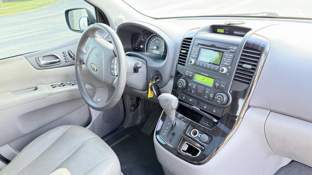 2011 Kia Sedona - $4,999