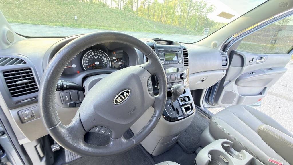 2011 Kia Sedona - $4,999
