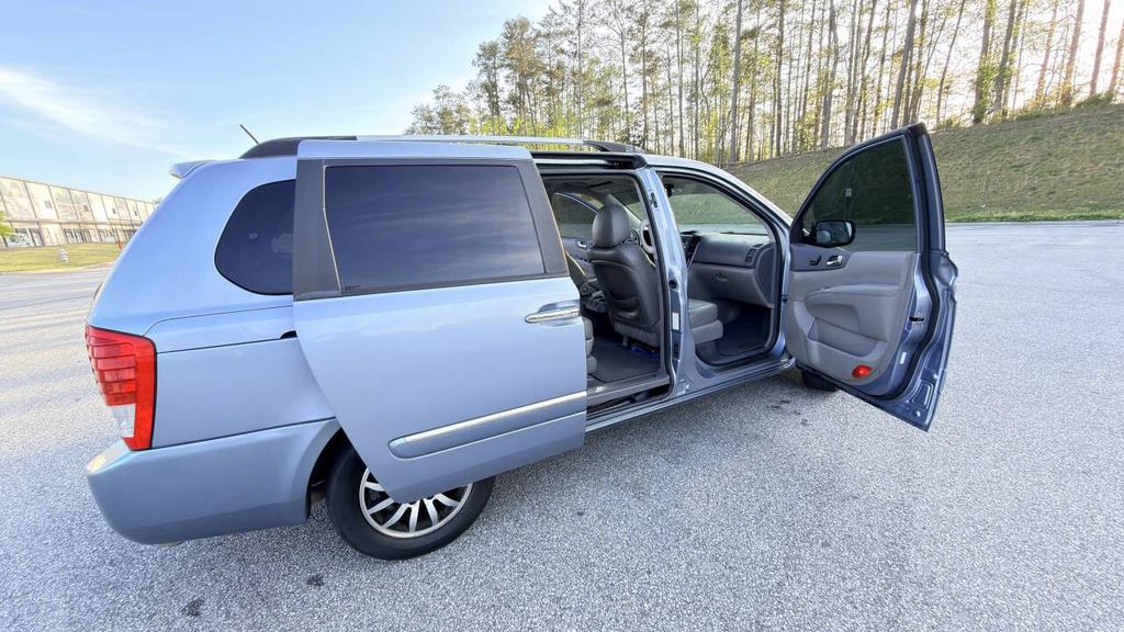 2011 Kia Sedona - $4,999