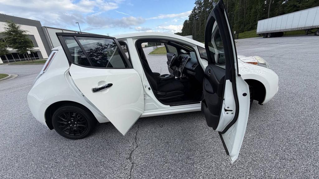2013 Nissan LEAF - $4,500