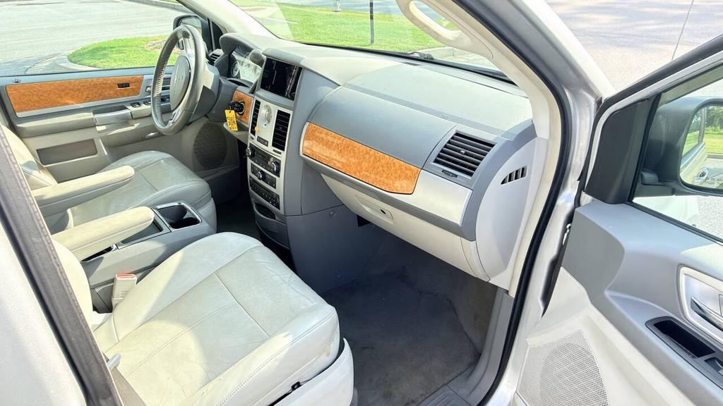 2010 Chrysler Town And Country - $4,500