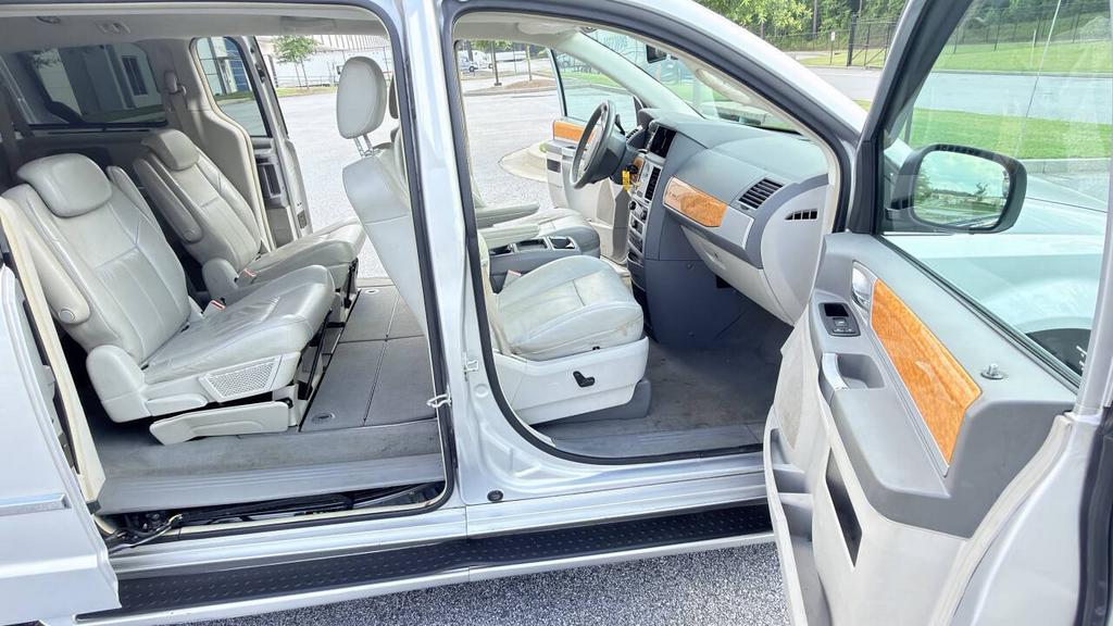 2010 Chrysler Town And Country - $4,500