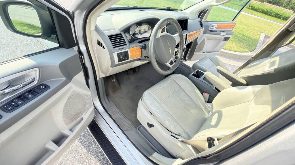 2010 Chrysler Town And Country - $4,500
