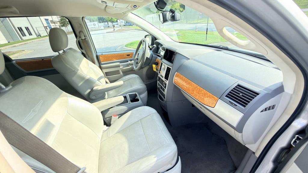 2010 Chrysler Town And Country - $4,500