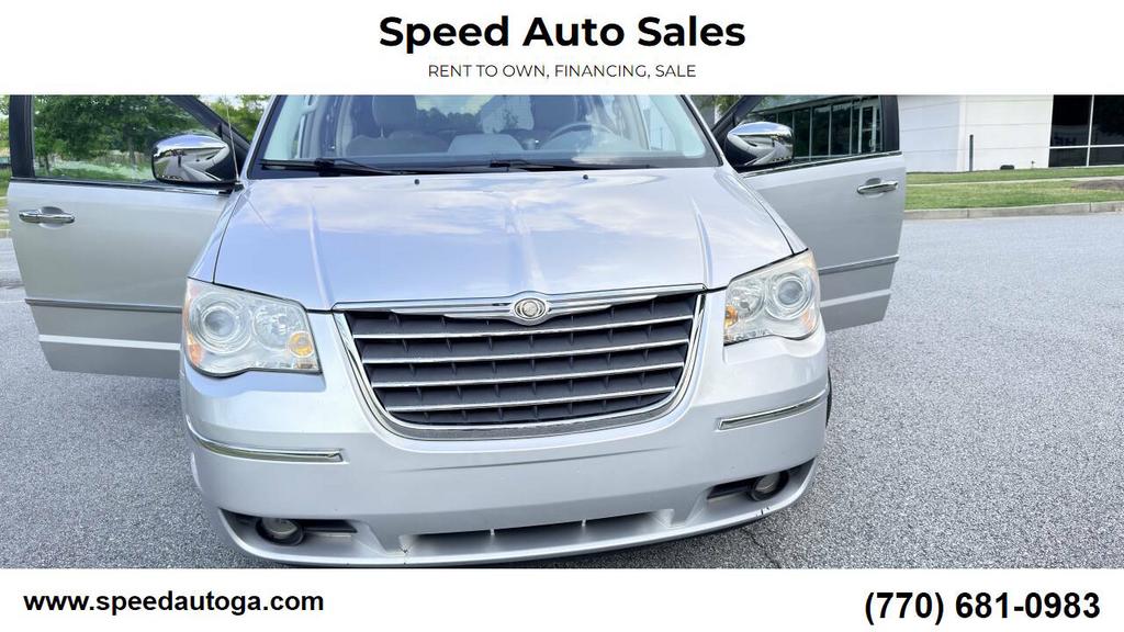 2010 Chrysler Town And Country - $4,500