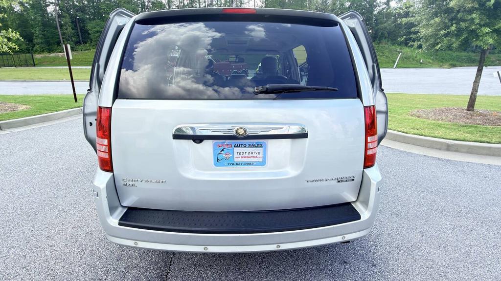 2010 Chrysler Town And Country - $4,500