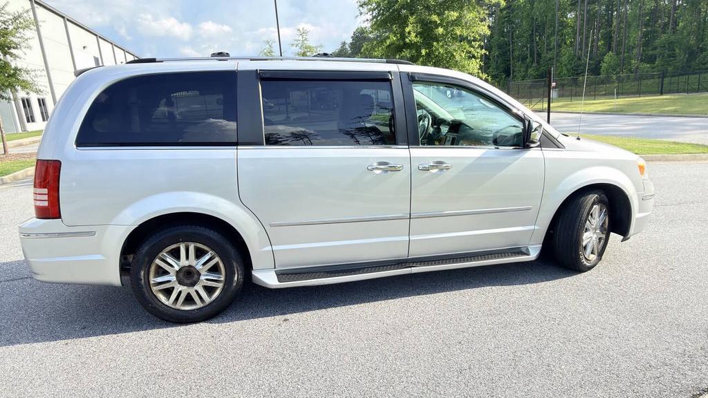 2010 Chrysler Town And Country - $4,500