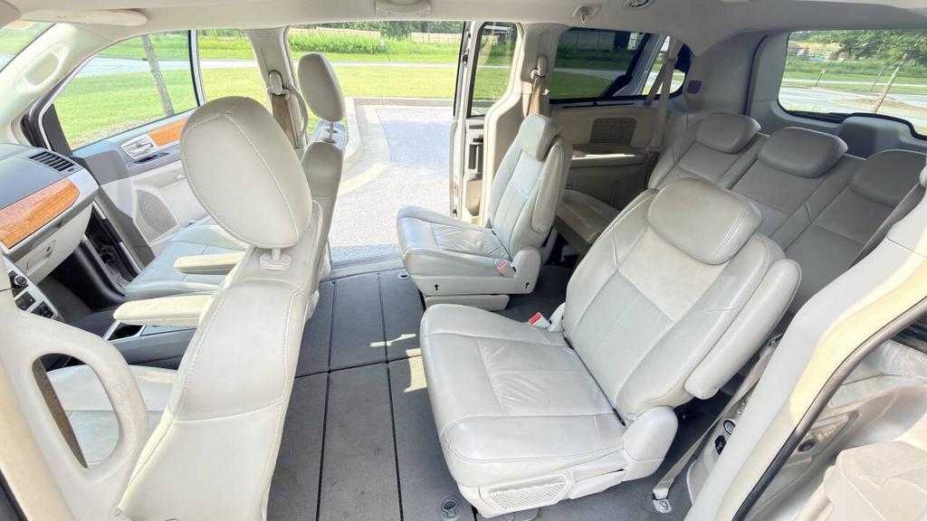 2010 Chrysler Town And Country - $4,500