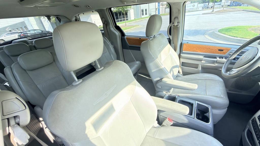 2010 Chrysler Town And Country - $4,500