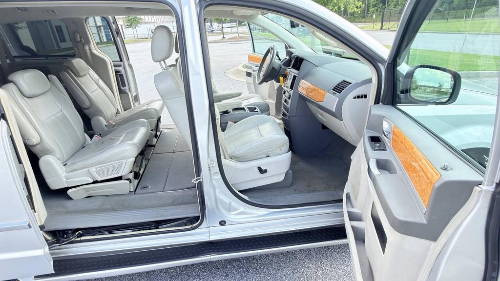 2010 Chrysler Town And Country - $4,500