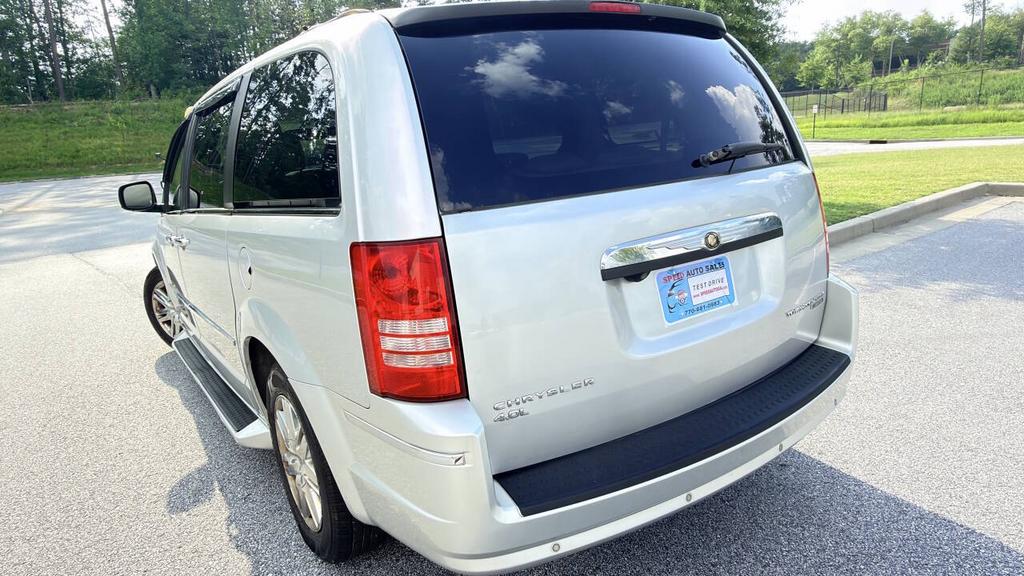 2010 Chrysler Town And Country - $4,500