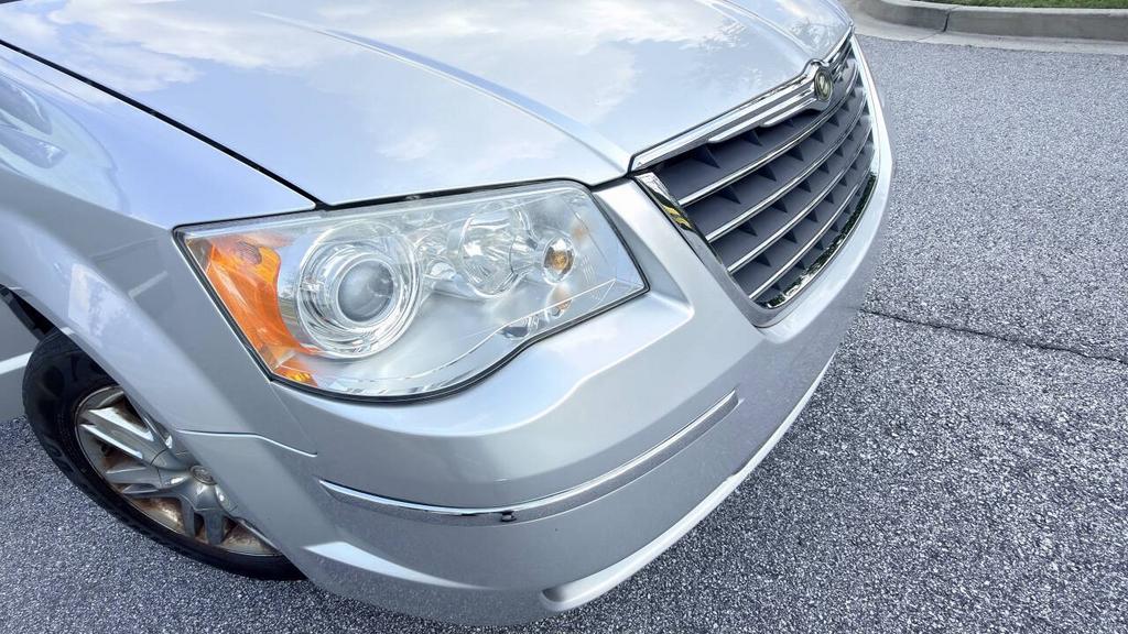 2010 Chrysler Town And Country - $4,500