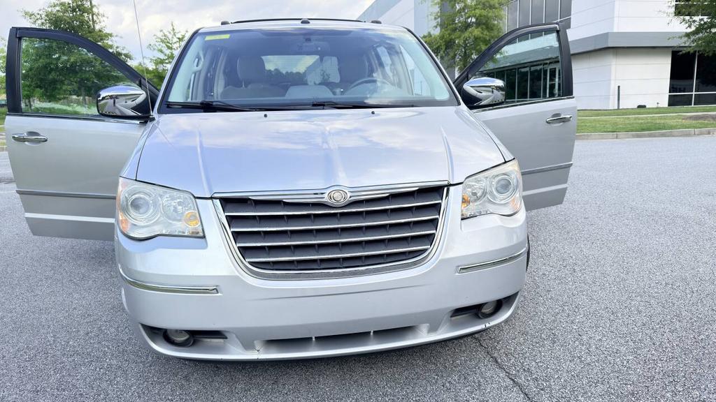 2010 Chrysler Town And Country - $4,500