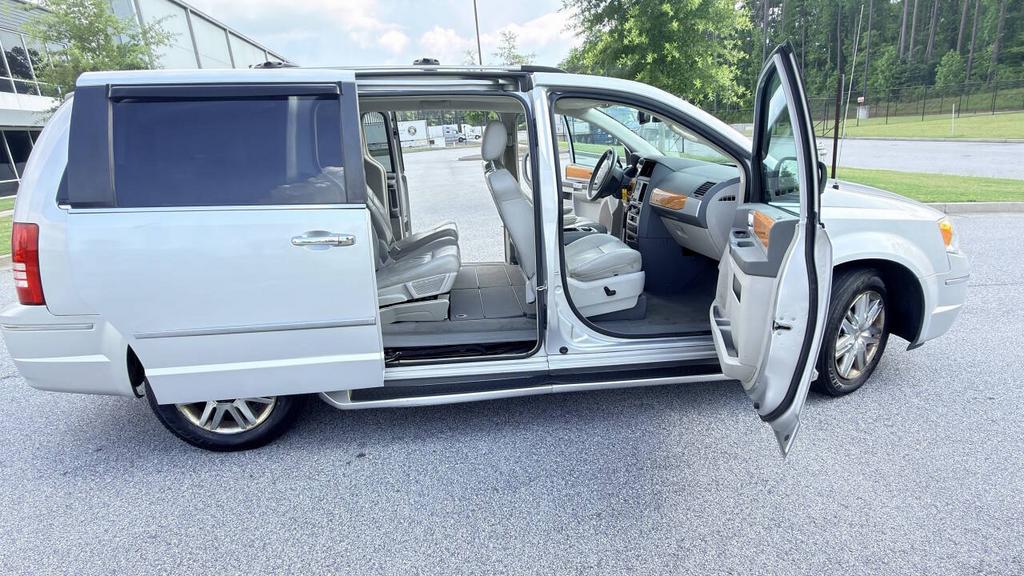 2010 Chrysler Town And Country - $4,500